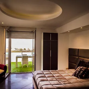 Airport Deluxe , Bari Italien